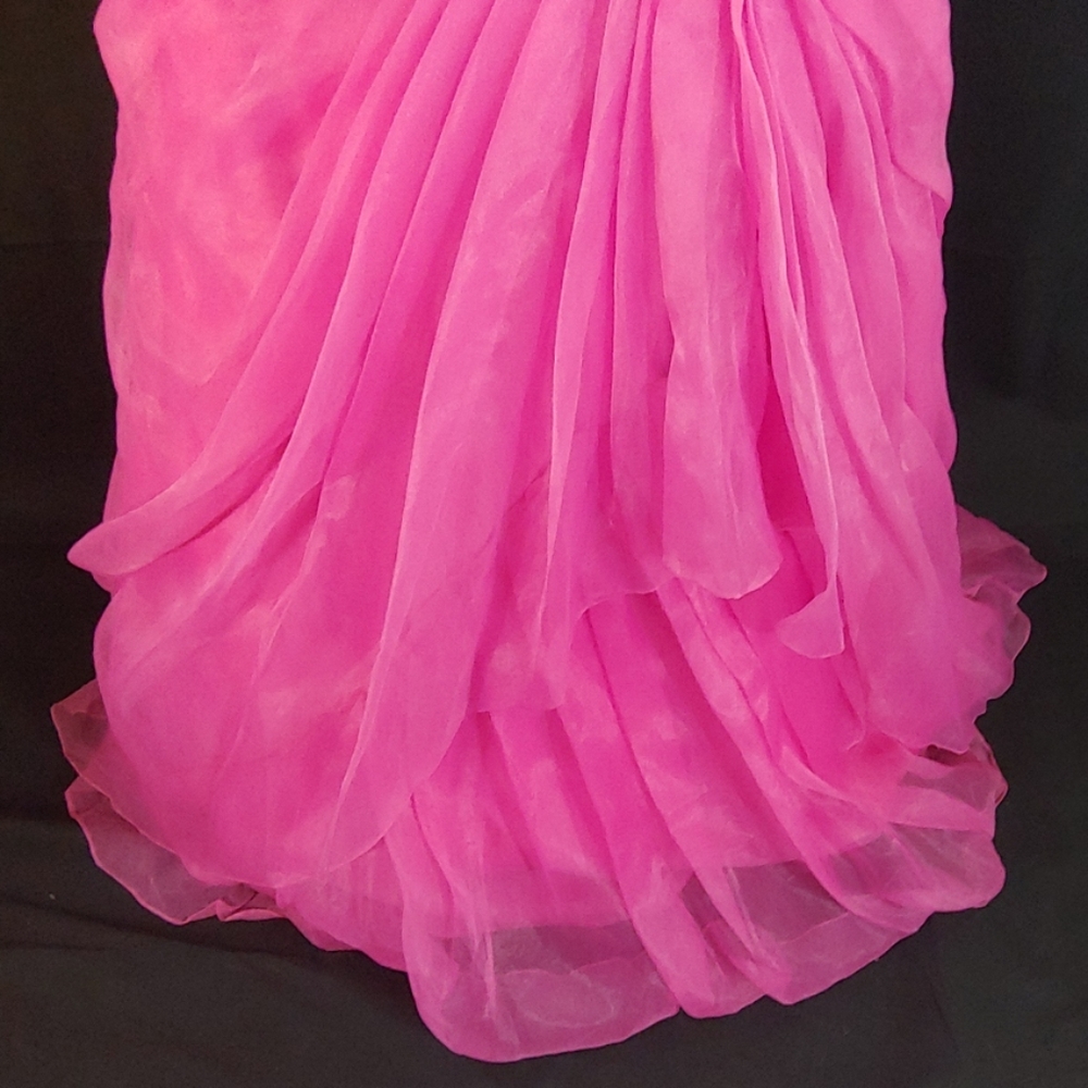 STUNNING Precious Formals - Picture 2 of 4